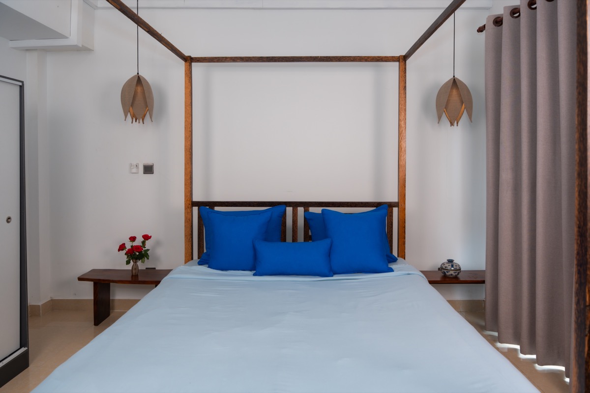 Royal blue bed pillows full room